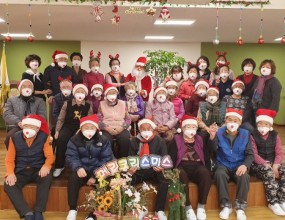 ​징글벨~ 징글벨~ 나들이에서는 벌써 캐롤이 흘러나오고 있습니다^^​​​요즘 주간보호센터에서 코로나확산 증가에 따른 일상생활에 또 다시 제약을 받는 요즘입니다.​답답한 마스크에 웃음과 사랑을 더해생활 속 안전 수칙을 잘 지켜 내겠습니다. 여러분 모~두 행복하고, 마음까지 따뜻한 겨울을 보내시길 바랍니다.^^